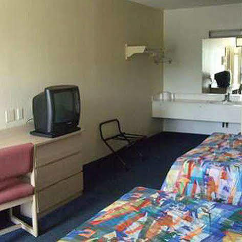 Super 6 Inn & Suites Pensacola Ferry Pass Rom bilde