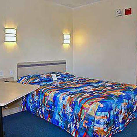 Super 6 Inn & Suites Pensacola Ferry Pass Rom bilde